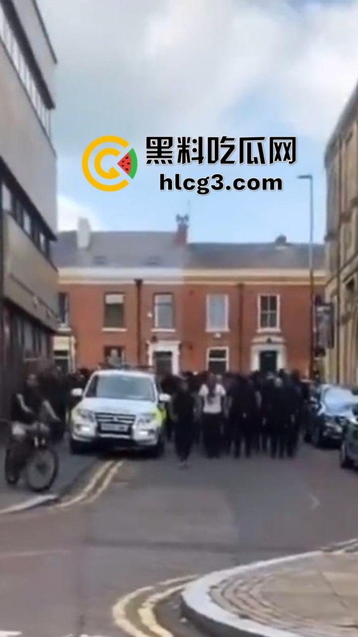 英国移民集会冲突升级:武装移民群体街头抗议引发暴力冲突!-5