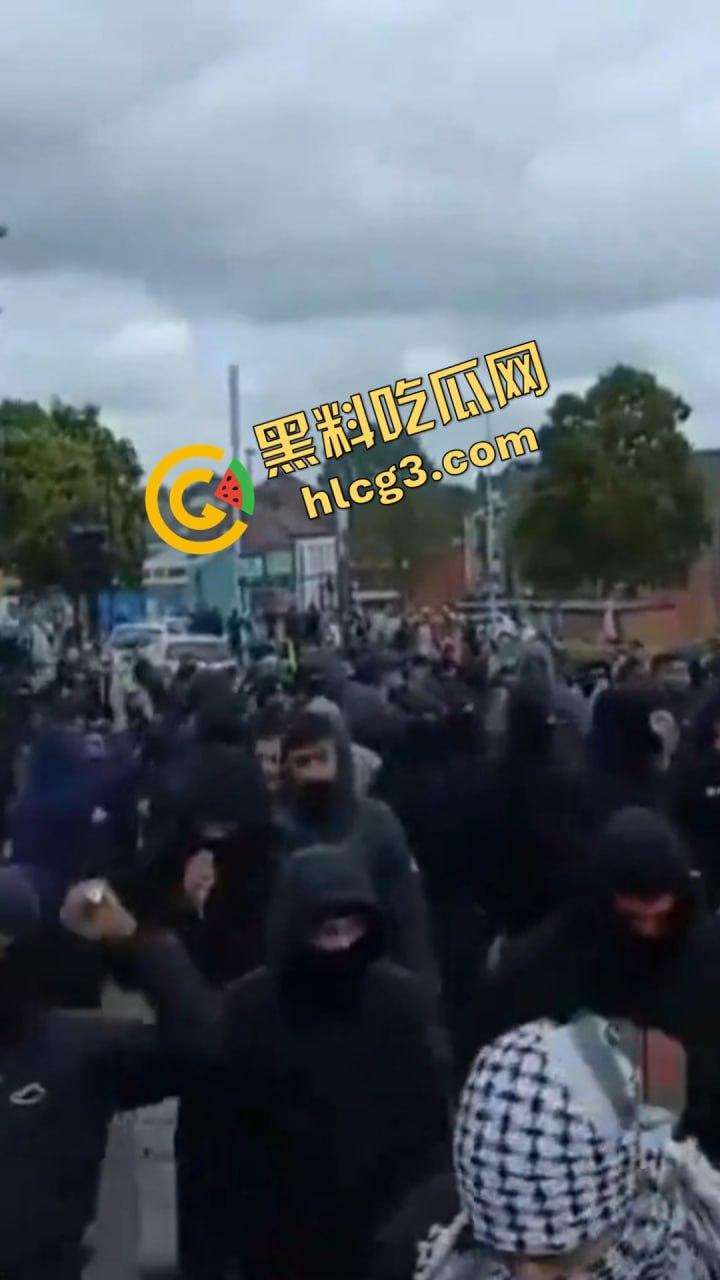 英国移民集会冲突升级:武装移民群体街头抗议引发暴力冲突!-7