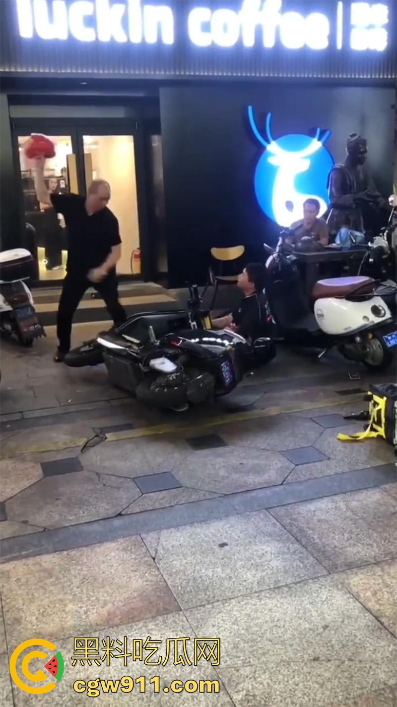 广西柳州瑞幸咖啡又火了，店主爆揍外卖小哥，站长出面后施暴者竟影帝上身，躺地上装死！-3