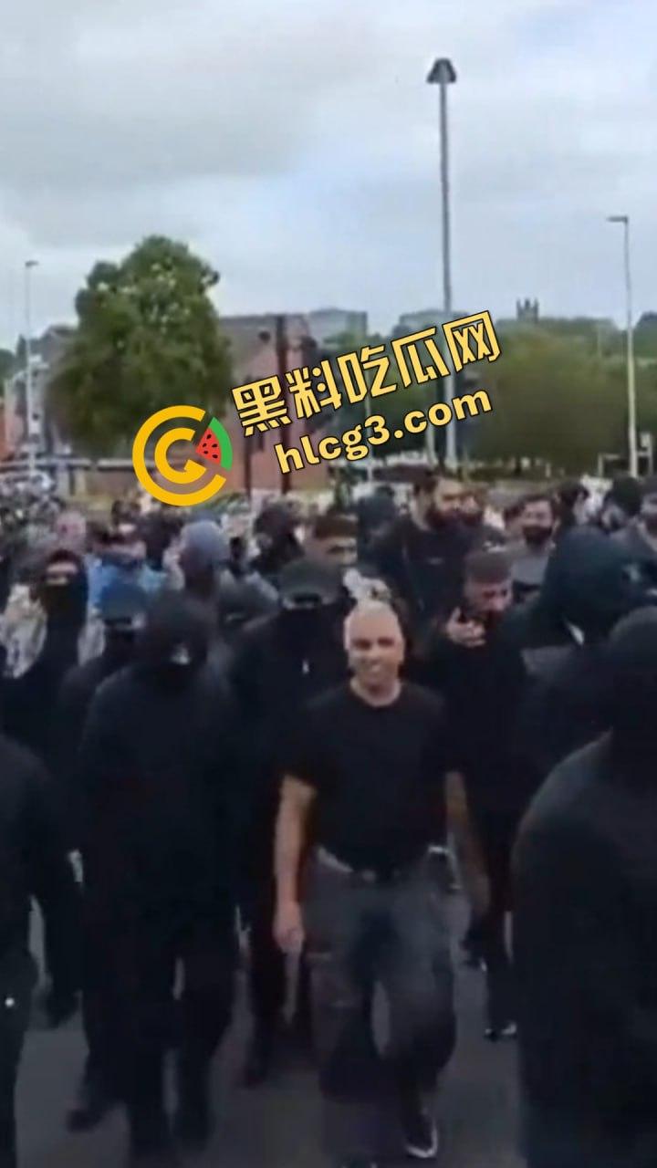 英国移民集会冲突升级:武装移民群体街头抗议引发暴力冲突!-8