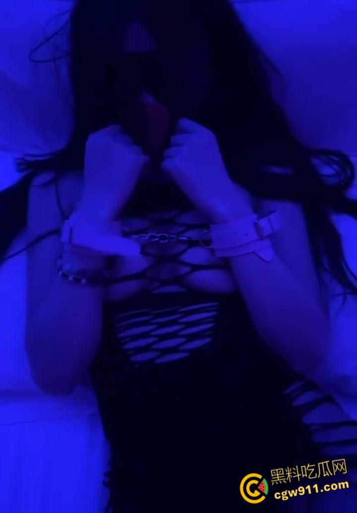 青岛小美女【刘鑫】，包房小姐外围女神，为爱从良竟遇渣男，三千块就能陪玩情趣SM，卖逼吸毒床技超高 !-4