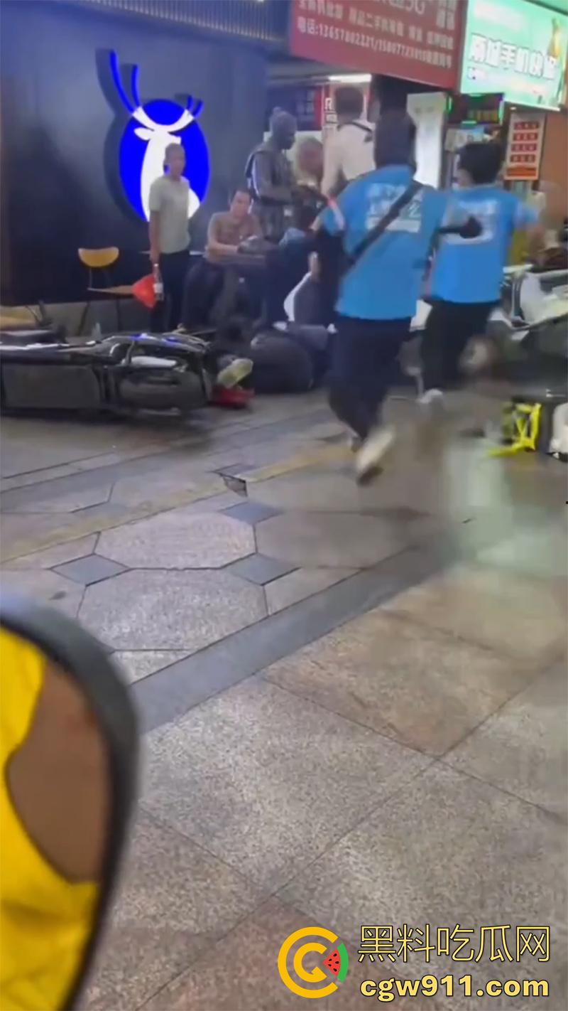 广西柳州瑞幸咖啡又火了，店主爆揍外卖小哥，站长出面后施暴者竟影帝上身，躺地上装死！-6