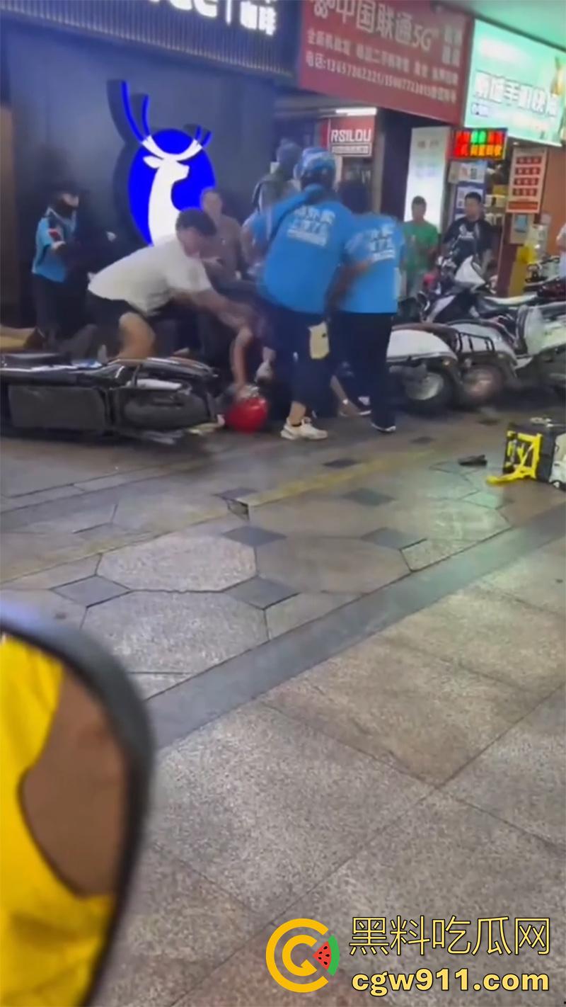 广西柳州瑞幸咖啡又火了，店主爆揍外卖小哥，站长出面后施暴者竟影帝上身，躺地上装死！-7