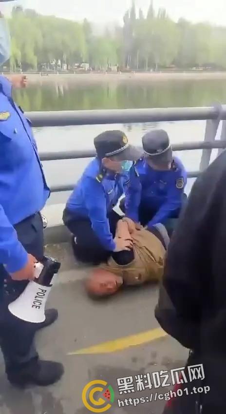 沈阳鲁园大爷板砖掀飞城管现场!暴躁大爷板砖教训嚣张城管 当场脑袋开瓢 东北大爷就是彪悍-6