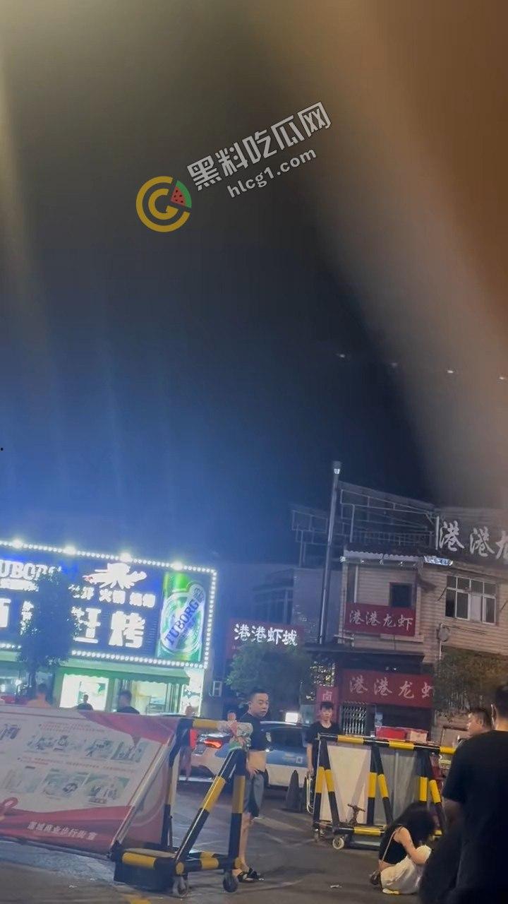 湘潭市岳塘区步行街群殴惊现!“湘潭最猛电动车”引爆街头斗殴,路人纷纷化身吃瓜群众-2
