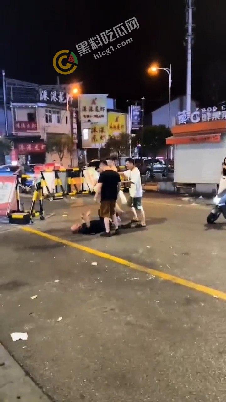 湘潭市岳塘区步行街群殴惊现!“湘潭最猛电动车”引爆街头斗殴,路人纷纷化身吃瓜群众-3