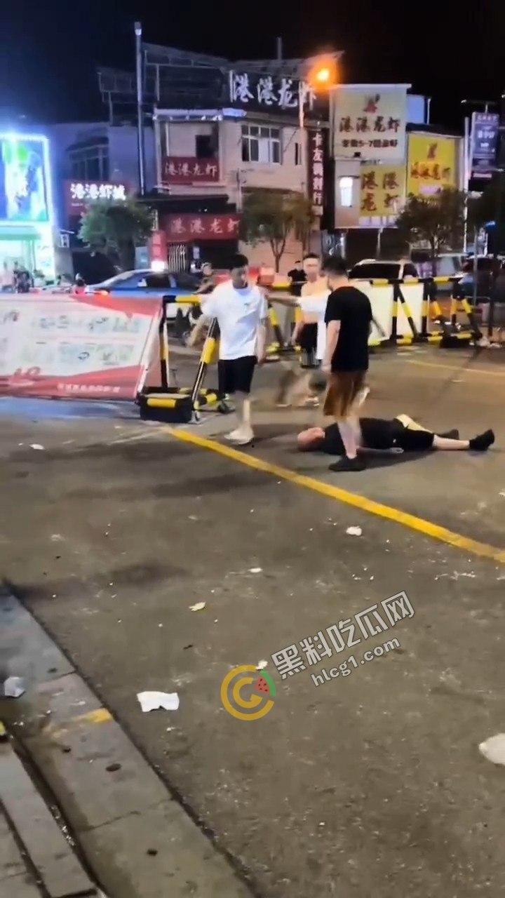 湘潭市岳塘区步行街群殴惊现!“湘潭最猛电动车”引爆街头斗殴,路人纷纷化身吃瓜群众-4