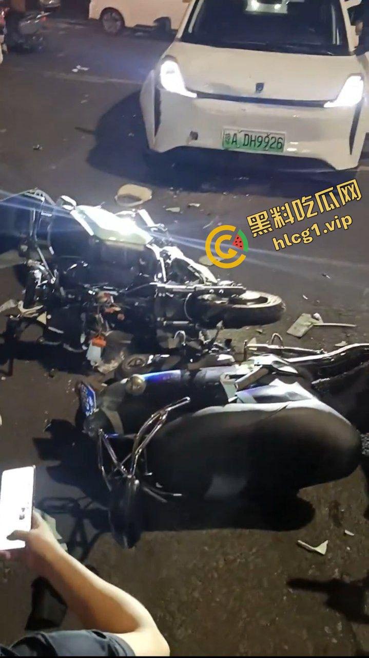 海南海口 文明天桥 新能源白车闯红灯 超速撞击电动车!致4人受伤!-4