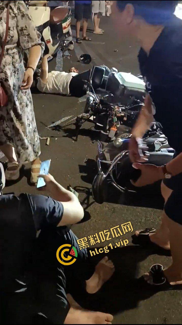 海南海口 文明天桥 新能源白车闯红灯 超速撞击电动车!致4人受伤!-8