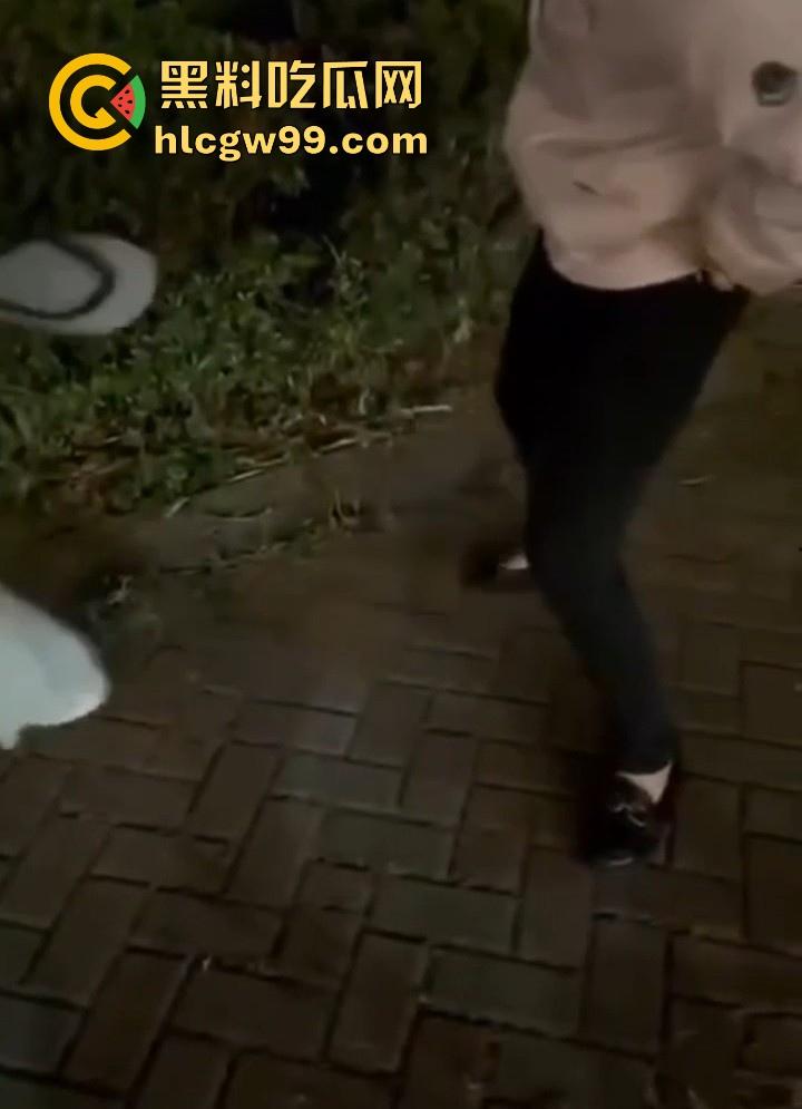 广西精神小妹深夜公园玩变态直播，为博眼球生吞燃烧纸巾，用拖鞋抽骚逼狠打小伙大屌，现场惨叫连连！