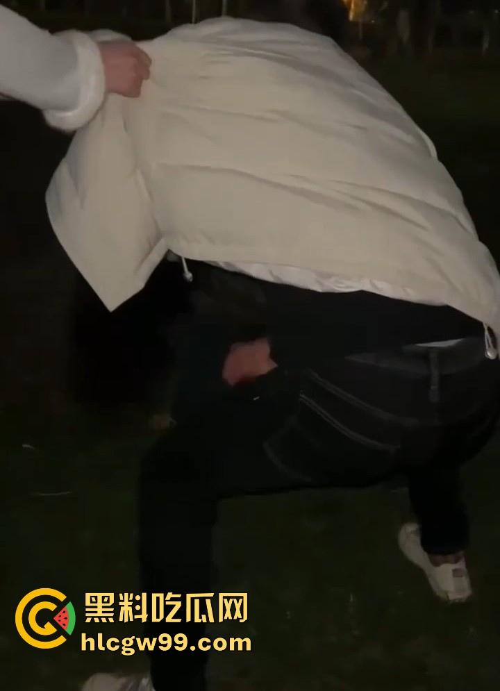 广西精神小妹深夜公园玩变态直播,为博眼球生吞燃烧纸巾,用拖鞋抽骚逼狠打小伙大屌,现场惨叫连连!-4