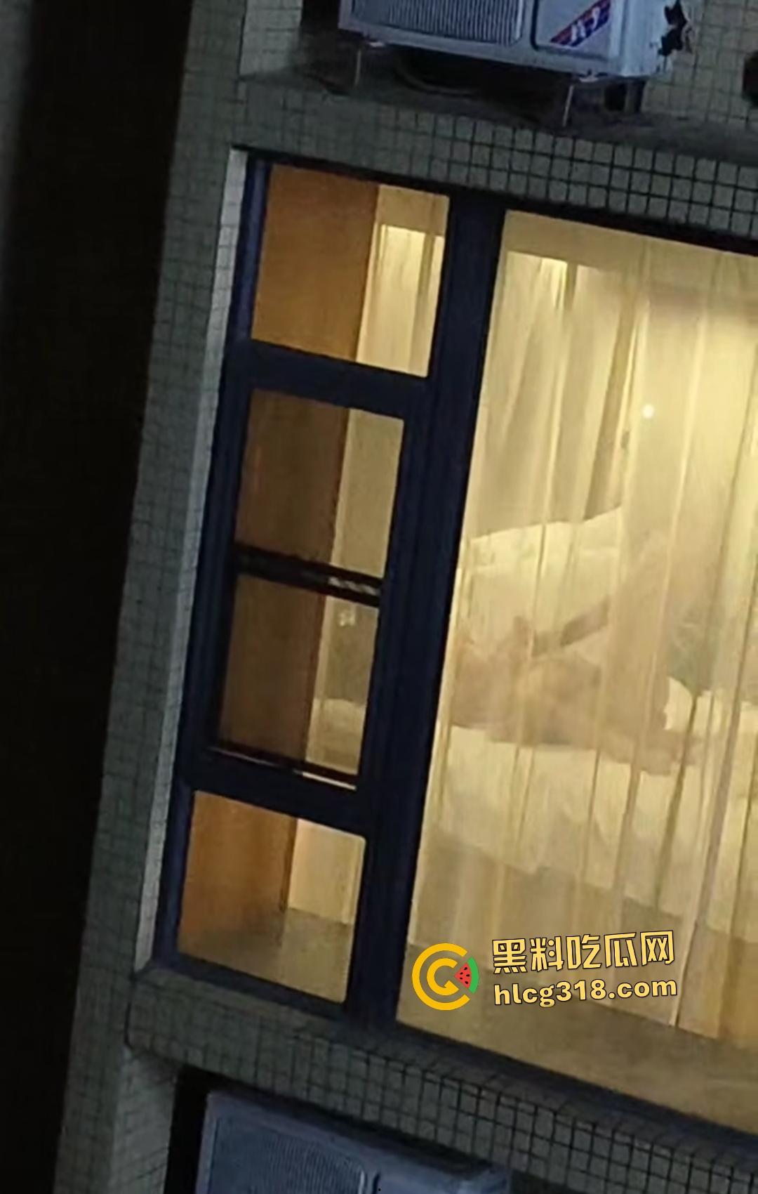 黑丝女口交脚翘高不拉窗帘做爱!三男一女偷拍笑称水平绝顶!还笑?下一个就是多P你!-3