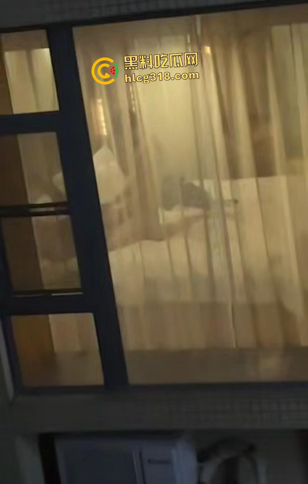 黑丝女口交脚翘高不拉窗帘做爱!三男一女偷拍笑称水平绝顶!还笑?下一个就是多P你!-4