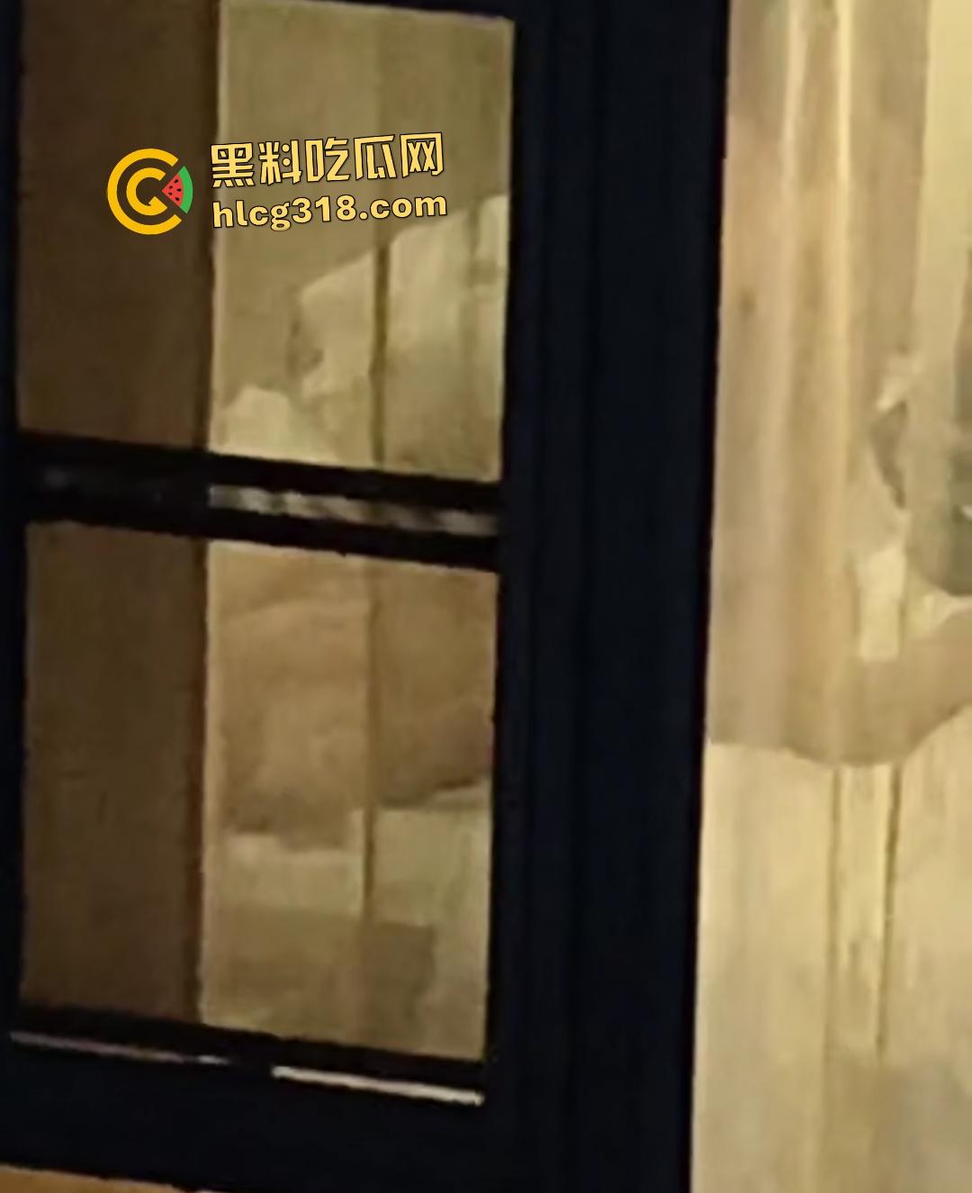 黑丝女口交脚翘高不拉窗帘做爱!三男一女偷拍笑称水平绝顶!还笑?下一个就是多P你!-5