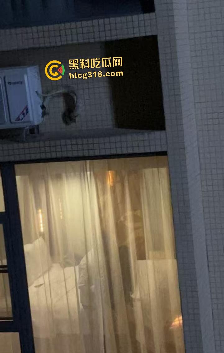黑丝女口交脚翘高不拉窗帘做爱!三男一女偷拍笑称水平绝顶!还笑?下一个就是多P你!-6