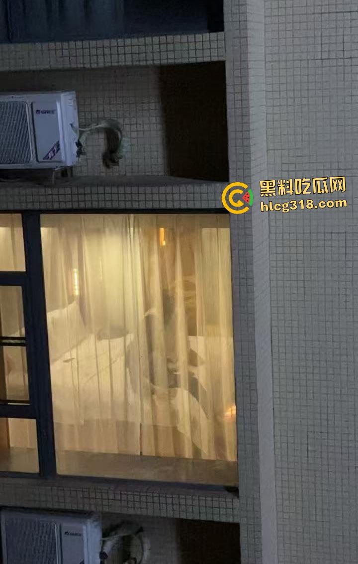 黑丝女口交脚翘高不拉窗帘做爱!三男一女偷拍笑称水平绝顶!还笑?下一个就是多P你!-7