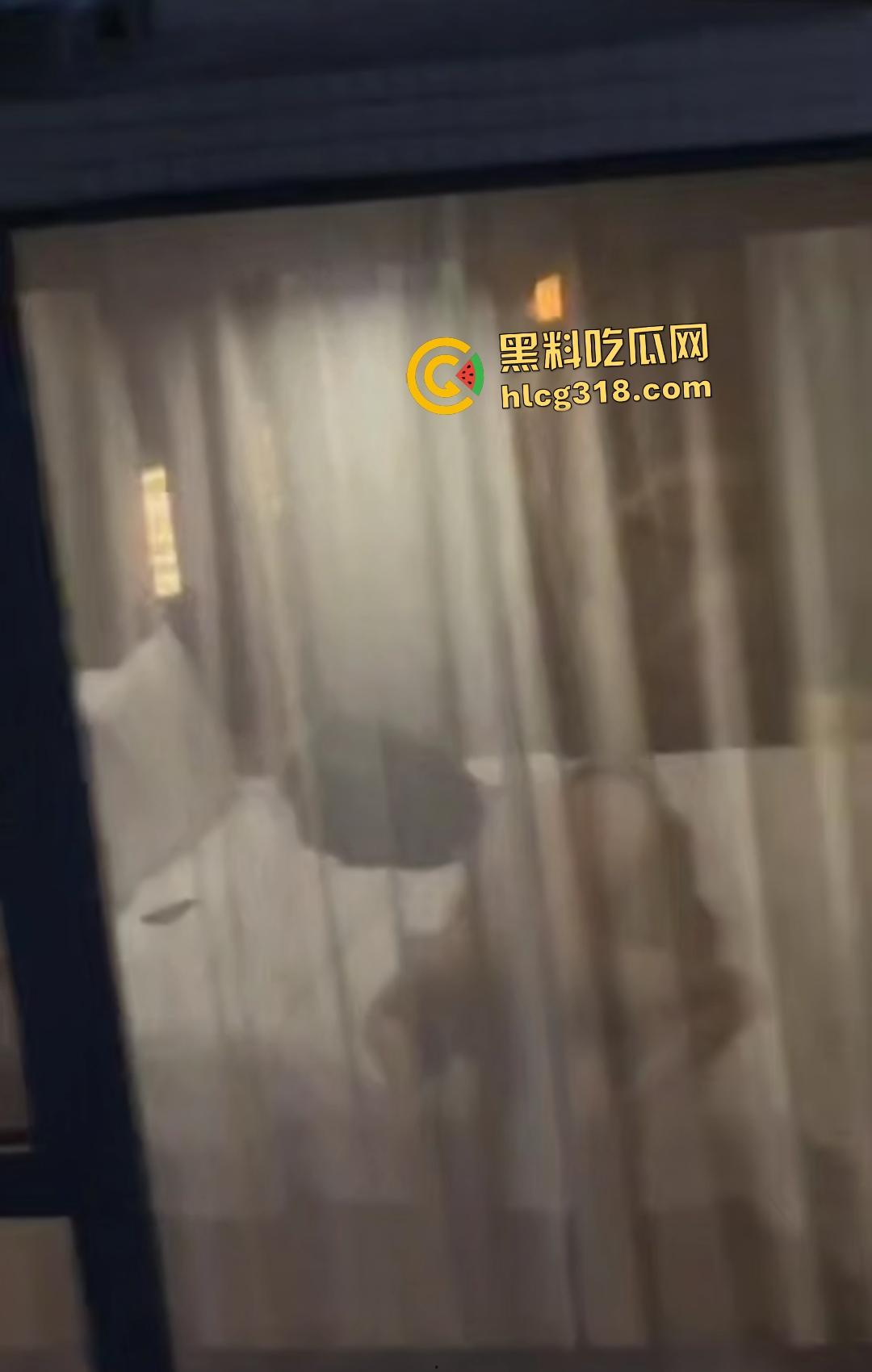 黑丝女口交脚翘高不拉窗帘做爱!三男一女偷拍笑称水平绝顶!还笑?下一个就是多P你!-8