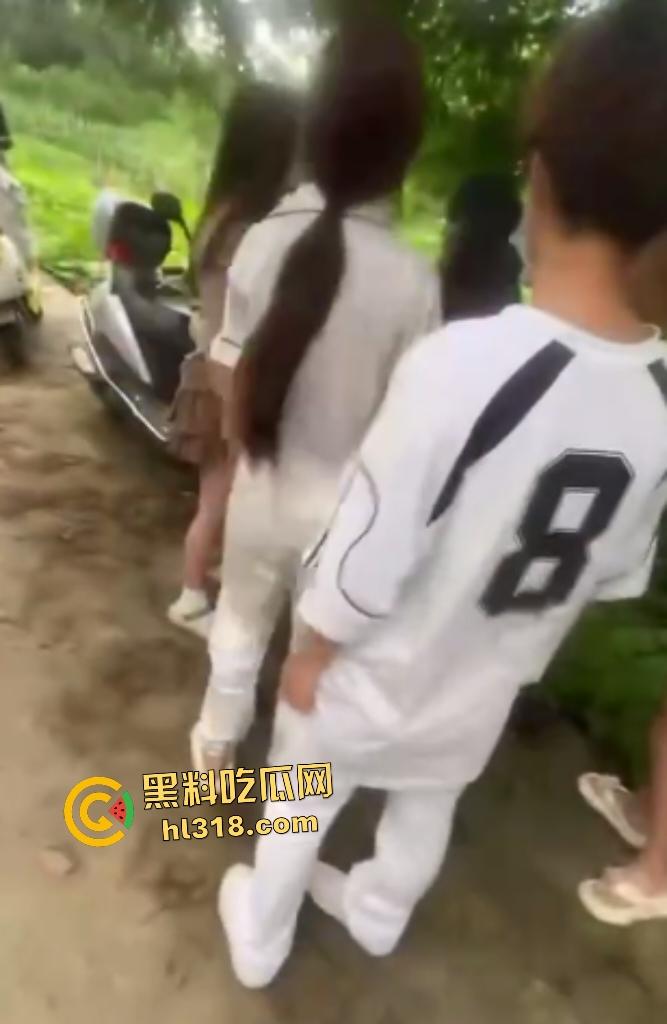 江西万载惊现户外学生霸凌！群殴脱衣羞辱，扇巴掌脚踹狠到脑震荡，男的还被要求跪下当儿子！