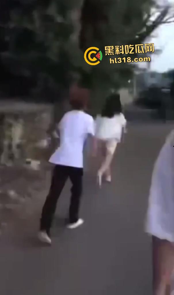 江西万载惊现户外学生霸凌！群殴脱衣羞辱，扇巴掌脚踹狠到脑震荡，男的还被要求跪下当儿子！-6