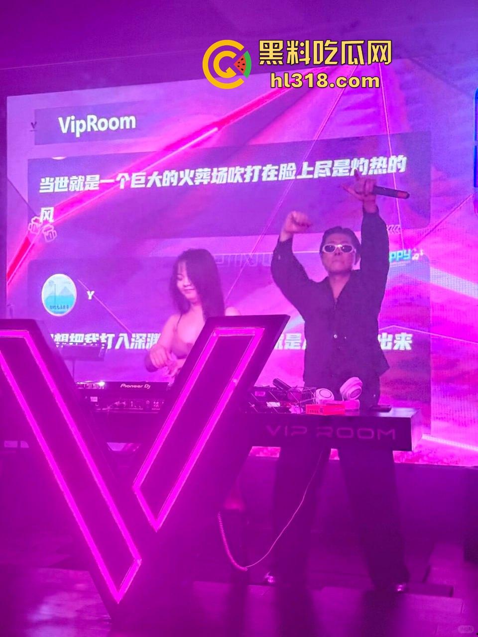 酒吧消费1万元拿下性感大奶营销，纯天然美乳微微上翘，苗条身材迎合暴操，简直是极品中的极品！