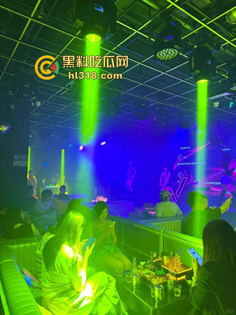 酒吧消费1万元拿下性感大奶营销,纯天然美乳微微上翘,苗条身材迎合暴操,简直是极品中的极品!-3