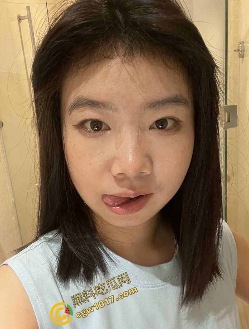 海南大学爆炸性大新闻！清纯校花秒变顶级风骚尤物，裸露全裎，口交吞精，浴室激战全程曝光，疯狂资源瞬间引爆网络！