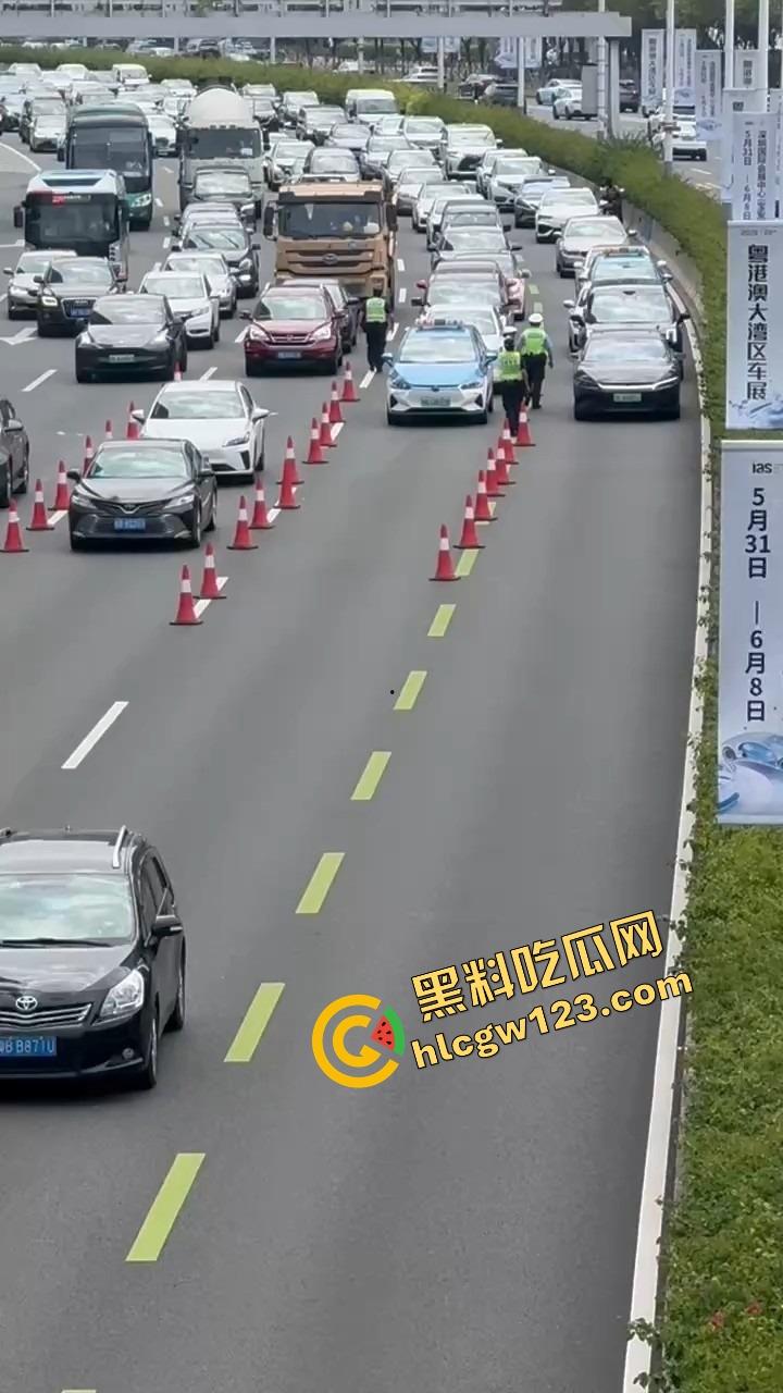 深圳蛇皮摩托哥逆天操作，10个交警围捕失败，全程像跳广场舞，帽子叔叔被耍成陀螺！