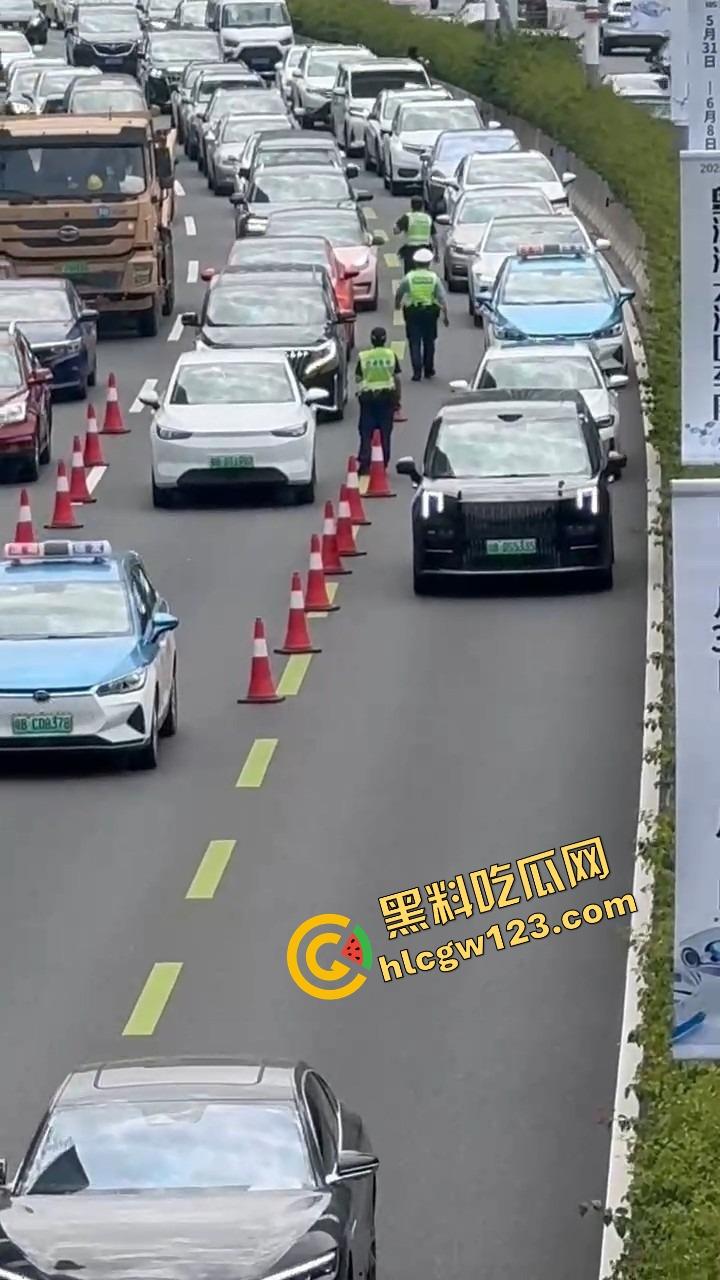 深圳蛇皮摩托哥逆天操作,10个交警围捕失败,全程像跳广场舞,帽子叔叔被耍成陀螺!-3