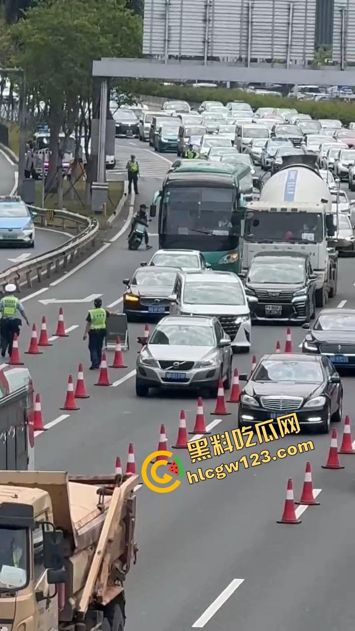 深圳蛇皮摩托哥逆天操作,10个交警围捕失败,全程像跳广场舞,帽子叔叔被耍成陀螺!-6