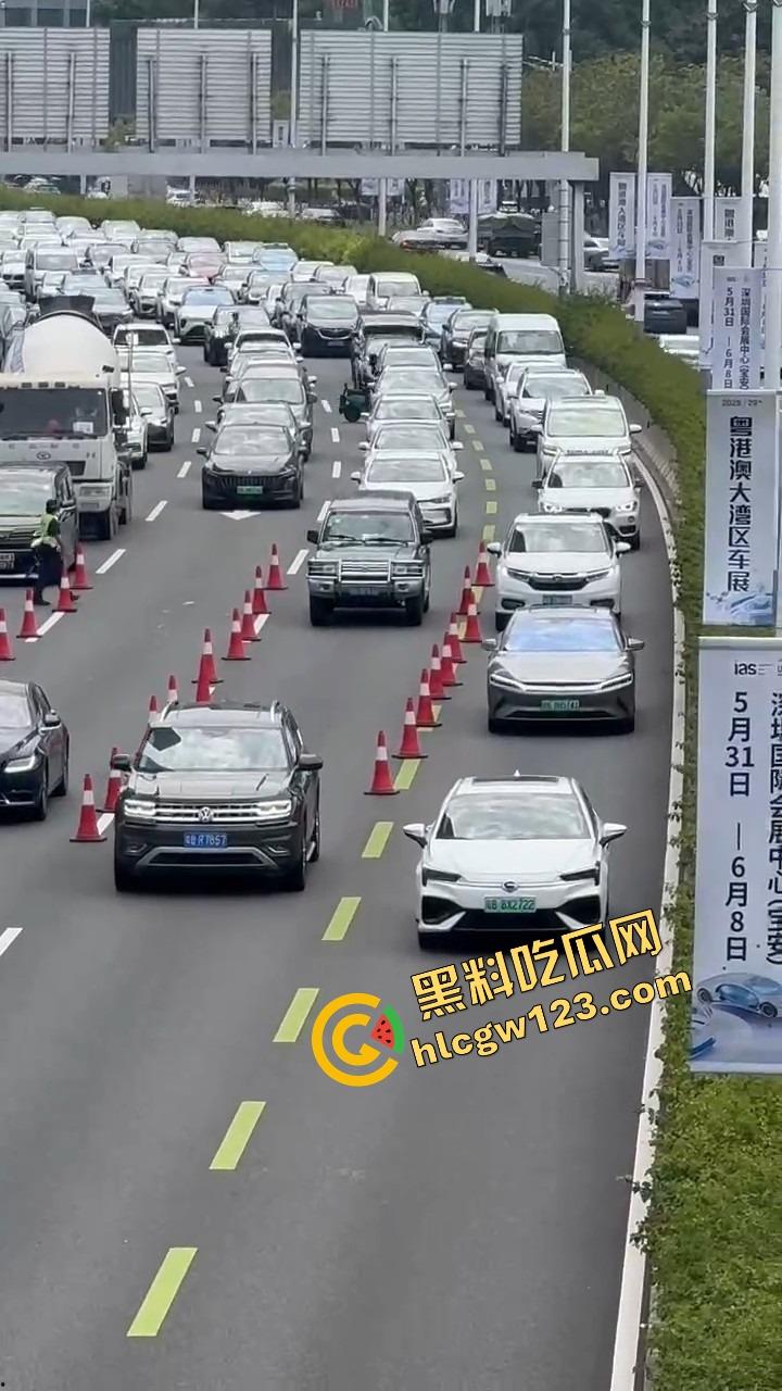 深圳蛇皮摩托哥逆天操作,10个交警围捕失败,全程像跳广场舞,帽子叔叔被耍成陀螺!-7