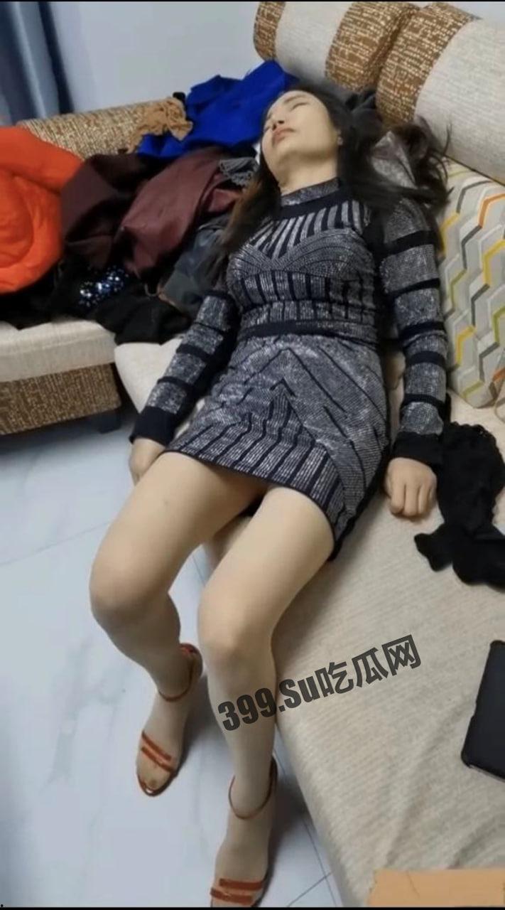 迷奸流出 广州禽兽儿子趁着爸爸外出下药迷玩后妈淋尿 高跟插逼 精液羞辱