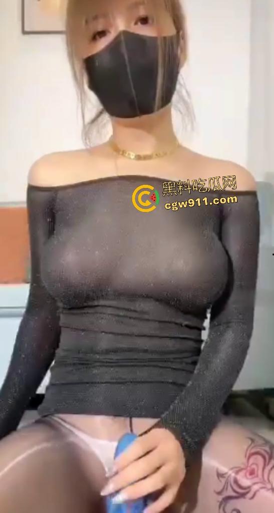 快手丝袜骚货【柚柚琪宝】黑丝诱惑,在家连体黑丝狂扭,肥臀坐假鸡巴却不插进去,诱惑粉丝勃起狂撸!-7