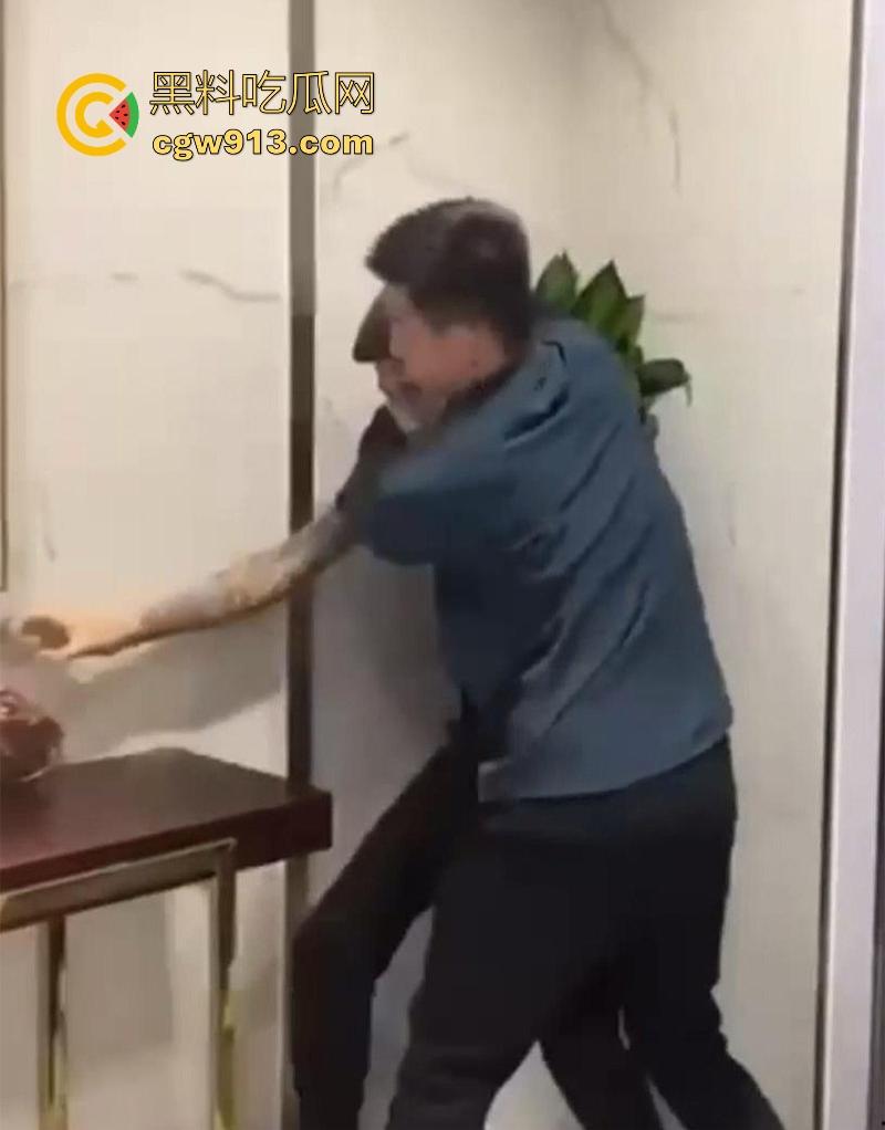 快手网红【大懿】线下被围殴视频曝光！宇将军麾下头号大将遭群殴下跪 ，大哥进去了，小弟都不好受啊！-3