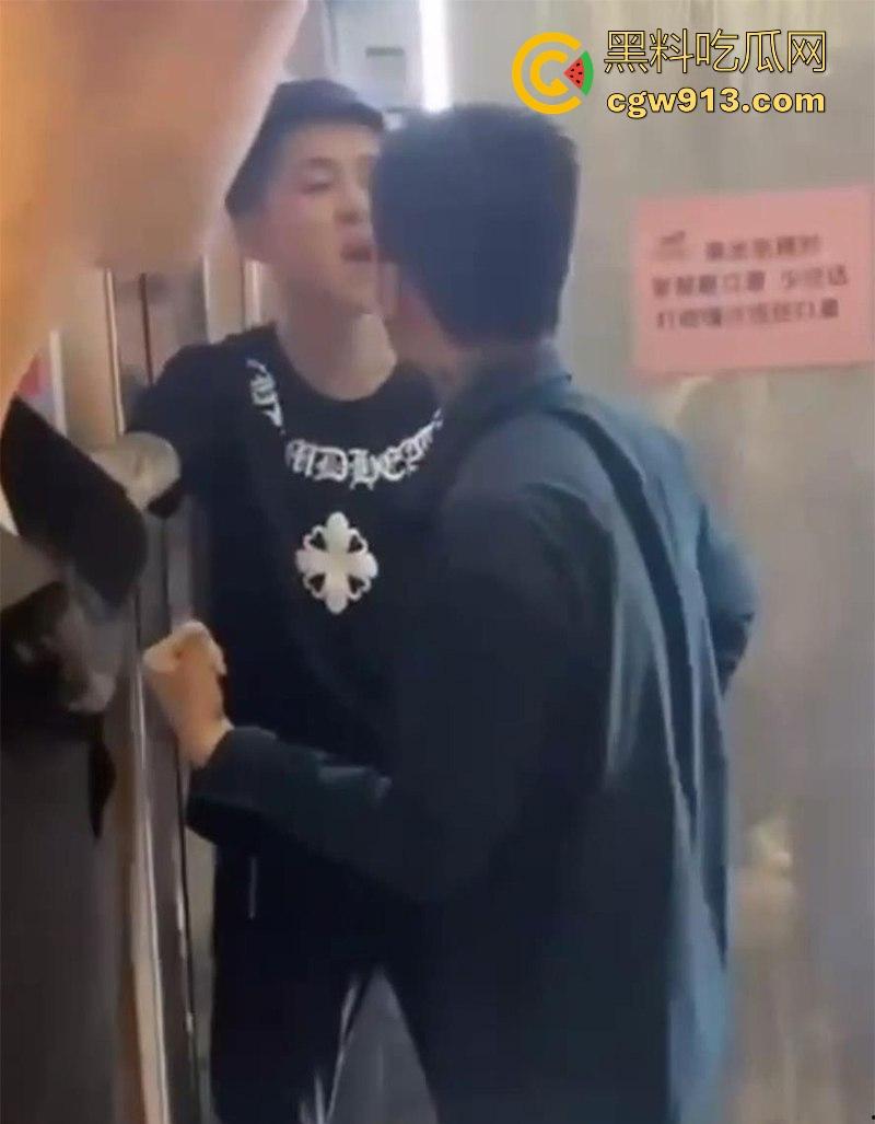 快手网红【大懿】线下被围殴视频曝光！宇将军麾下头号大将遭群殴下跪 ，大哥进去了，小弟都不好受啊！-4