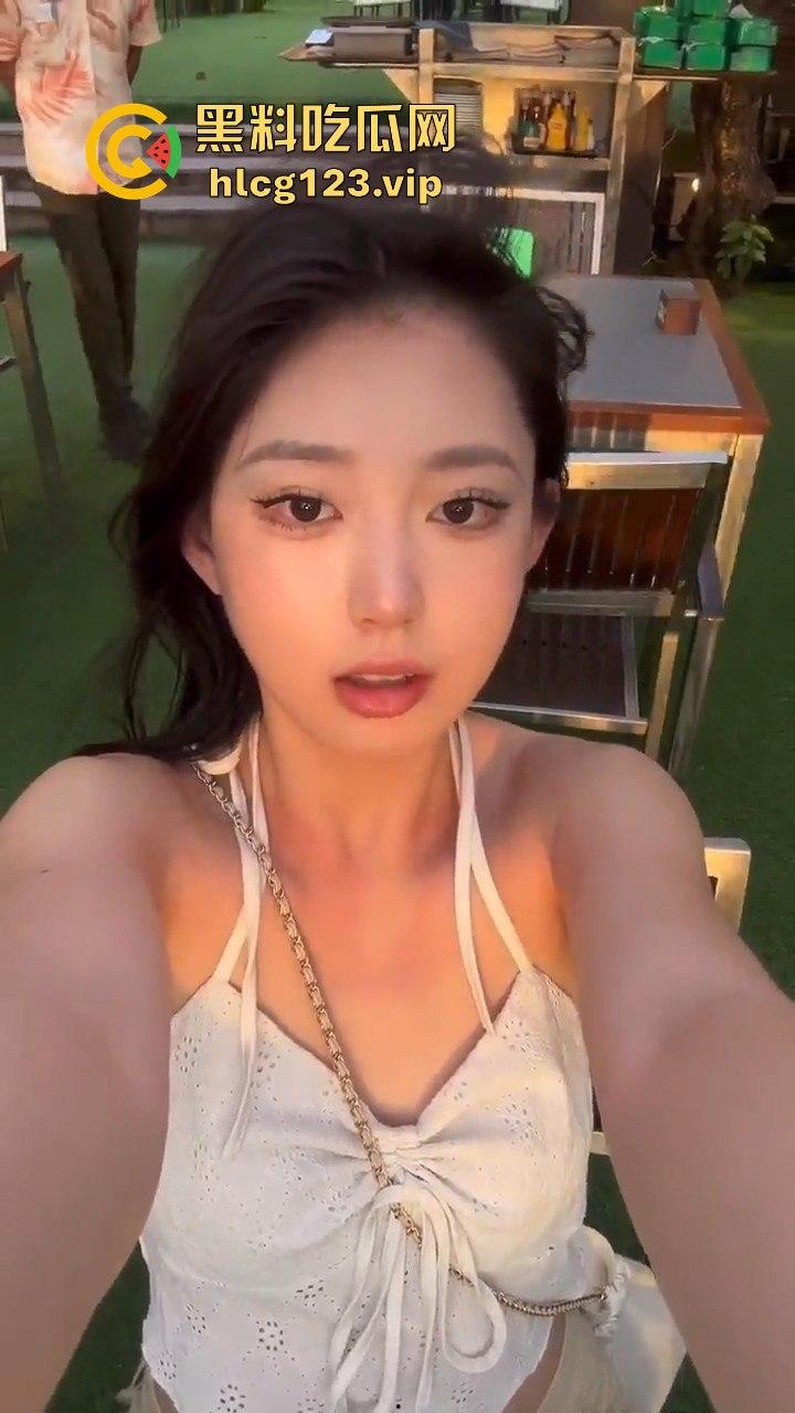 酒吧约到的小骚货，喝完酒直接开房，跪床吃鸡吃得贼香！-3