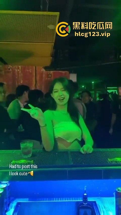 酒吧约到的小骚货，喝完酒直接开房，跪床吃鸡吃得贼香！-4