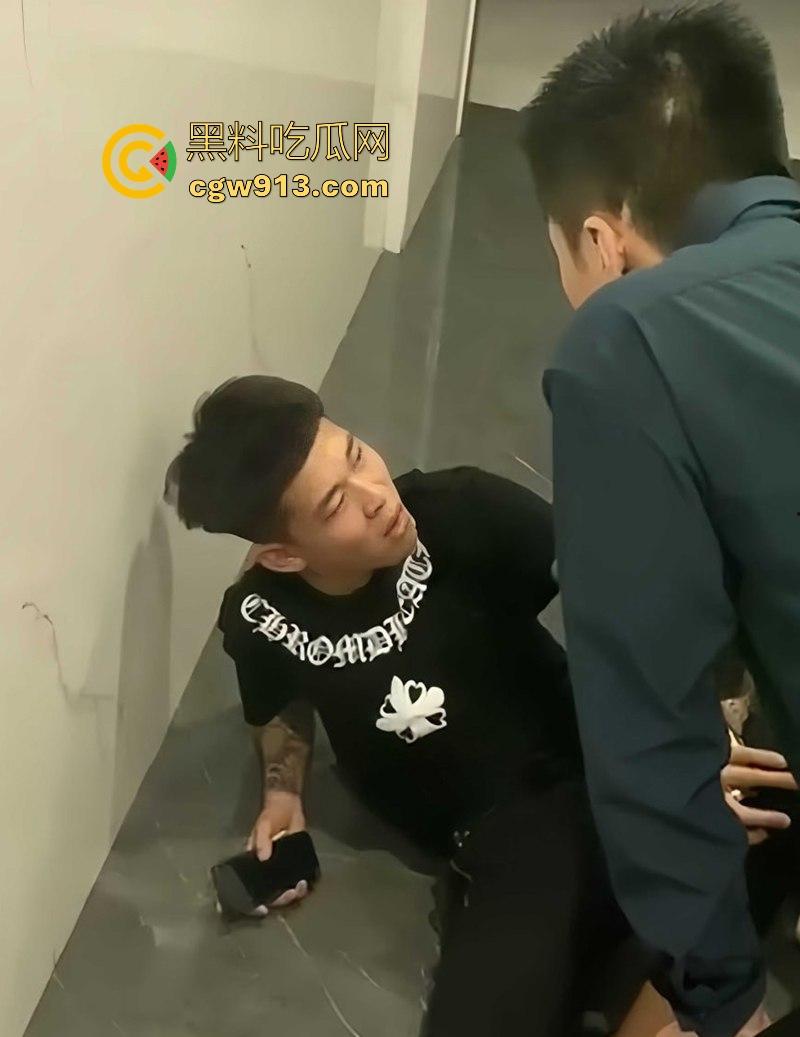快手网红【大懿】线下被围殴视频曝光！宇将军麾下头号大将遭群殴下跪 ，大哥进去了，小弟都不好受啊！-8