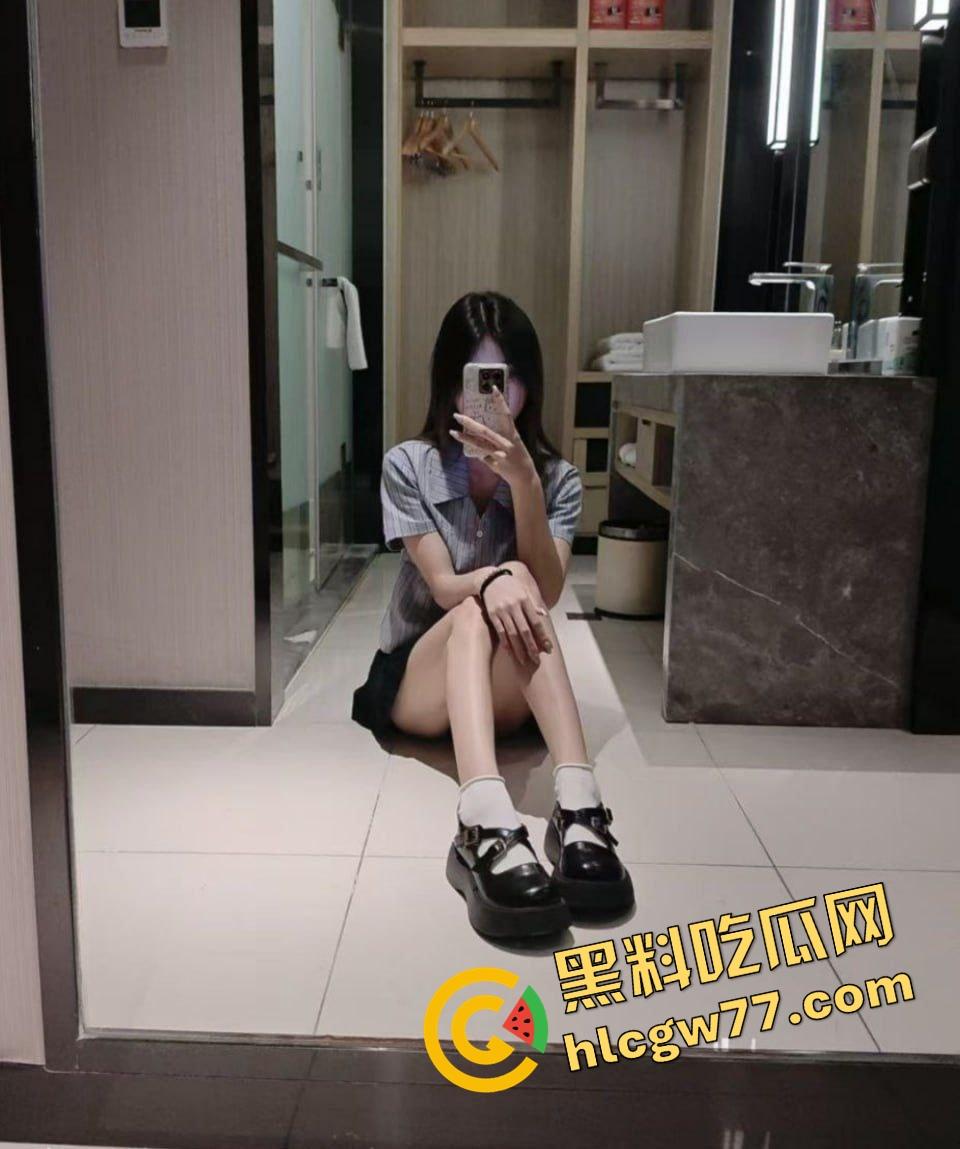 湖北颜值小妹『林邵玉』体型销魂，三点粉嫩骚得像刚开苞，前男友当炮拍，闺蜜手一抖成全网公放！