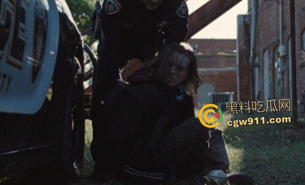 电影【凶器】惊悚集体失踪案!小镇魔咒吞噬17孩童,只剩一童揭女巫操控父母成杀器,幸存者反戈一击!-4