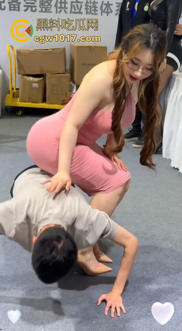 广州成人展惊现顶级BBW模特,极品微胖身材,G杯大奶配上蜜桃肥臀,那欲望眼神,无法想象这骚逼在床上是有多骚啊!-4