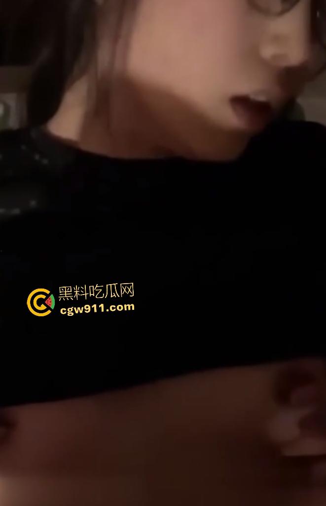 沈阳理工大学眼镜妹【刘欣】,绝美脸蛋魔鬼身材骑短鸡巴狂摇,高潮喷汁后一脸嫌弃吐槽“太小了不爽”!-5