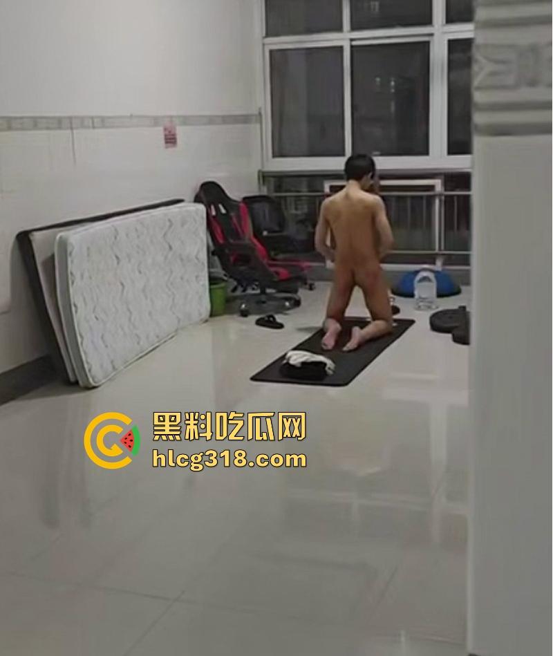 鸡巴吊水桶!男研究生裸体日常锻炼 鸡巴吊着水桶训练持久力 不是哥们这么强的吗?-6