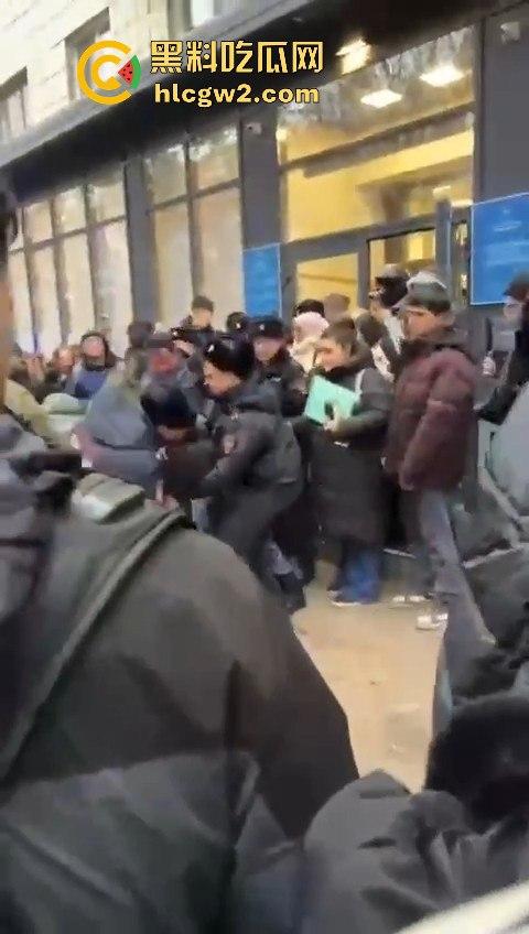 三根警棍破你的英雄梦！俄罗斯哈山外办，伊朗学生挑衅中国同学不服管教被警方制服带走