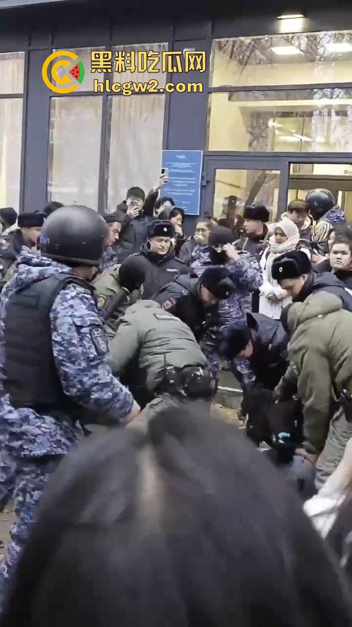 三根警棍破你的英雄梦!俄罗斯哈山外办,伊朗学生挑衅中国同学不服管教被警方制服带走-3