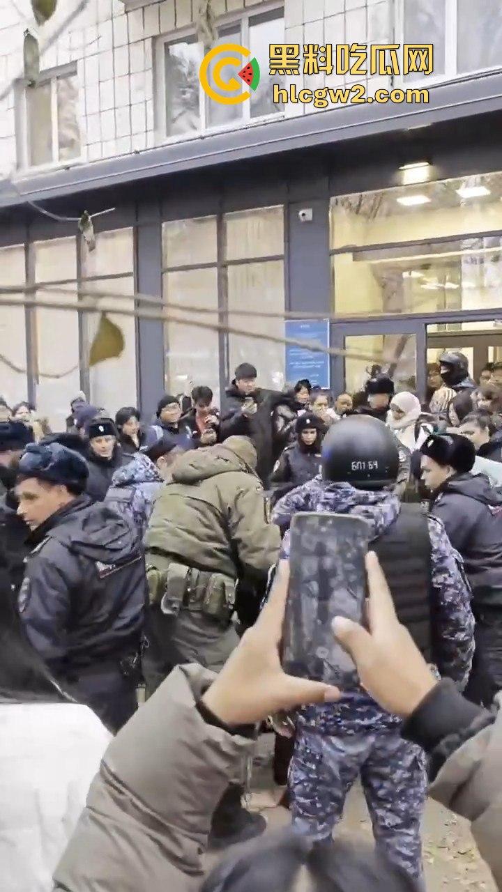 三根警棍破你的英雄梦!俄罗斯哈山外办,伊朗学生挑衅中国同学不服管教被警方制服带走-5