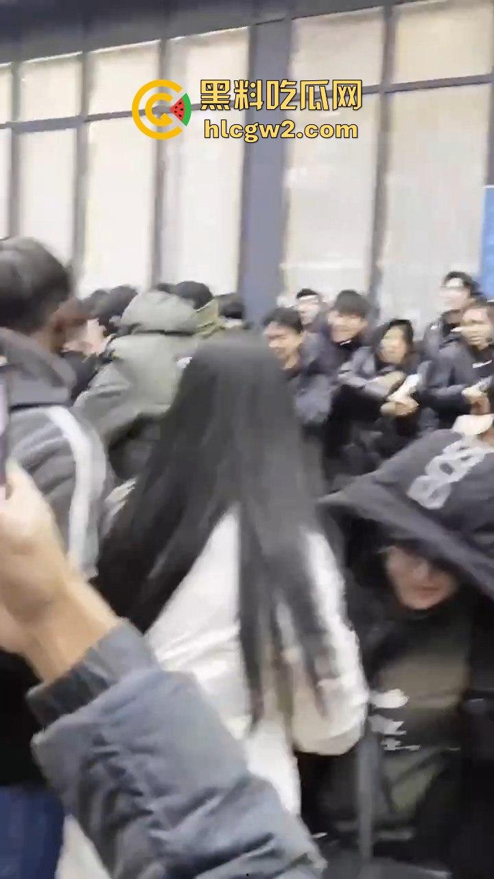 三根警棍破你的英雄梦!俄罗斯哈山外办,伊朗学生挑衅中国同学不服管教被警方制服带走-6