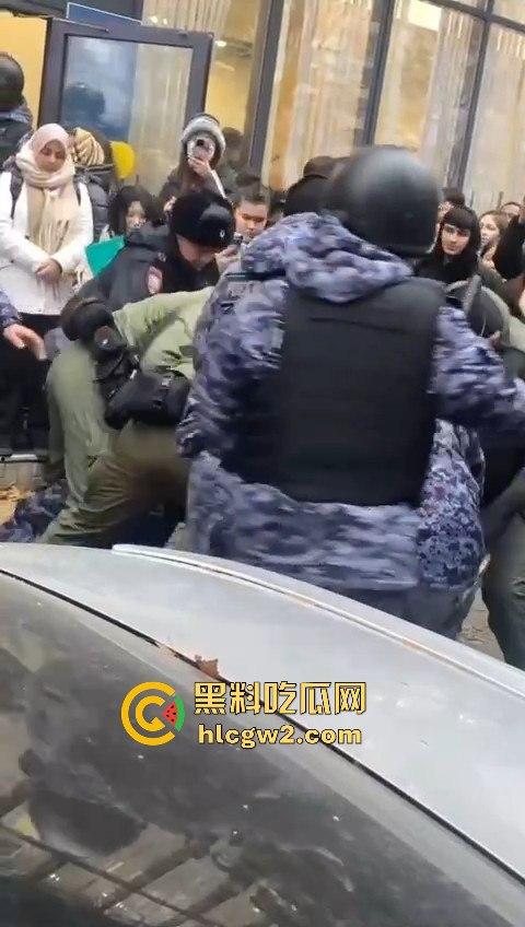 三根警棍破你的英雄梦!俄罗斯哈山外办,伊朗学生挑衅中国同学不服管教被警方制服带走-7