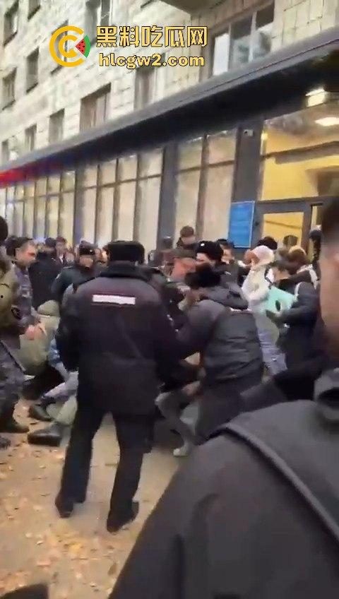 三根警棍破你的英雄梦!俄罗斯哈山外办,伊朗学生挑衅中国同学不服管教被警方制服带走-9