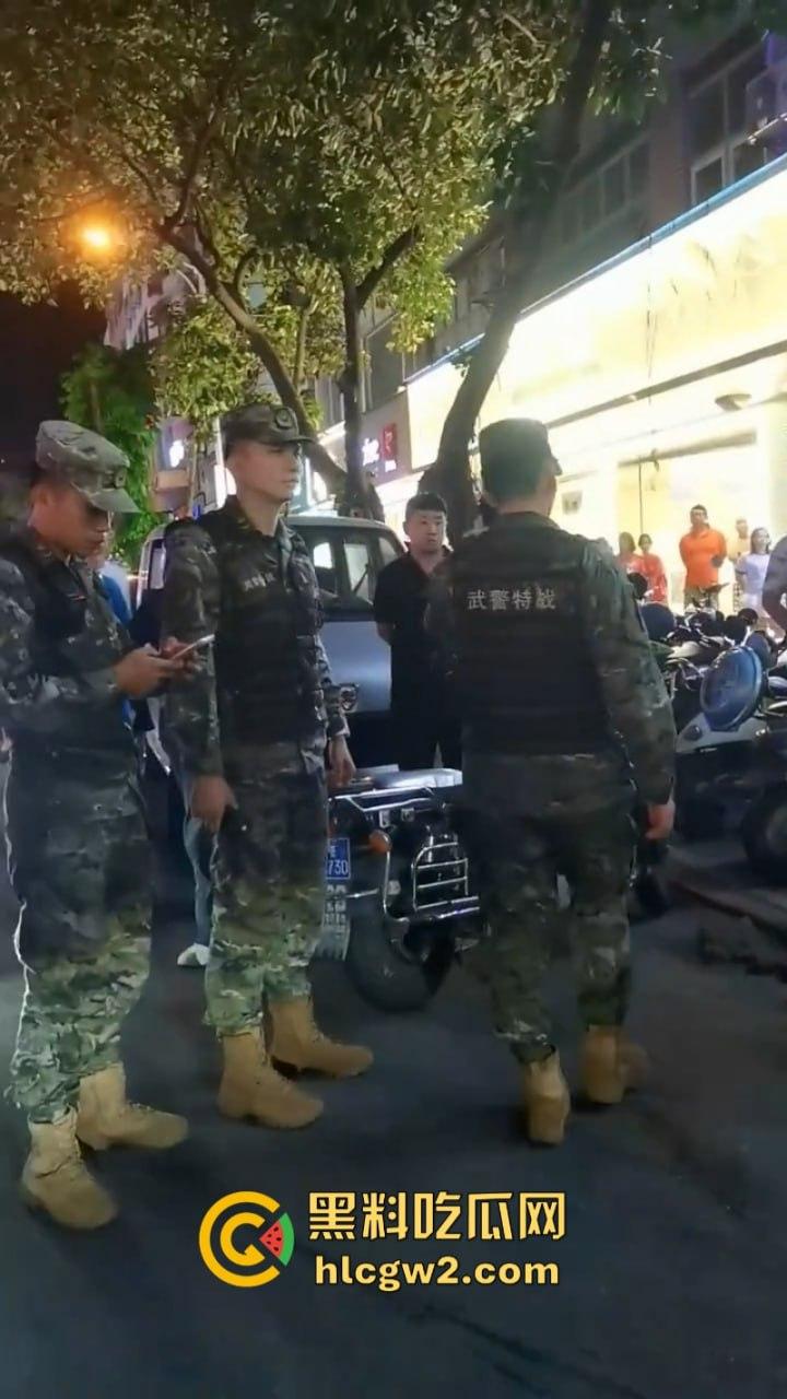 海南三亚商品街多名精神老哥抡棍火当街挥刀 案发现场视频流出 挂了一个？