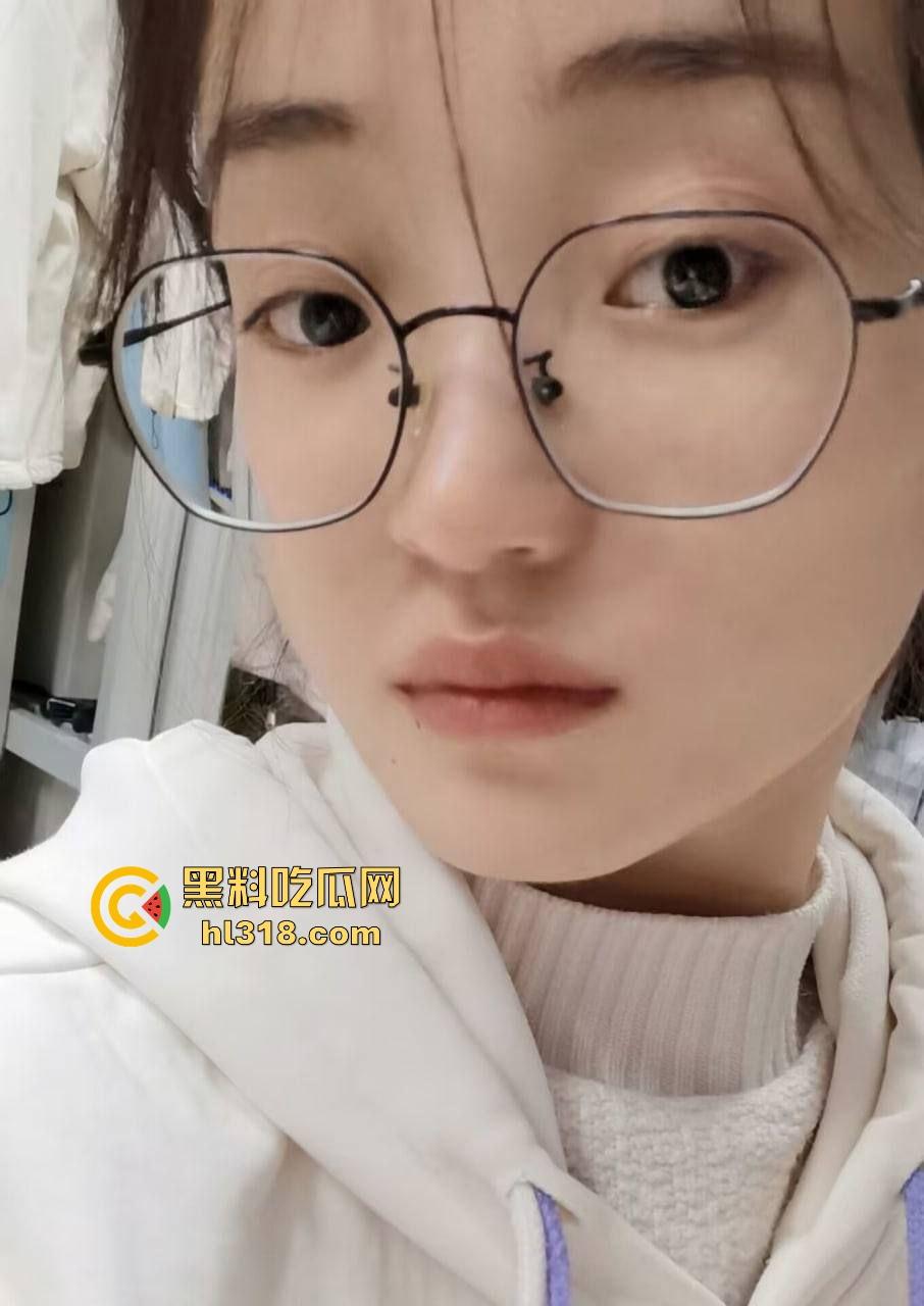 四川师范学院学生妹【胡心怡】露脸性爱视频流出，白嫩娇躯前凸后翘，眼镜学妹化身淫荡母狗！